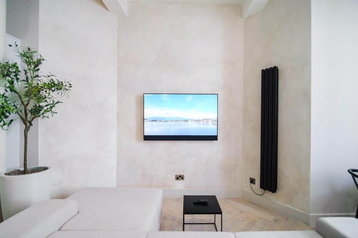 Japandi By The Heim Residences Манчестер Экстерьер фото